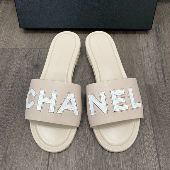$1.3k CHANEL CHA NEL LOGO BEIGE LEATHER FLAT SHOES SLIDES MULES 38C - Picture 9 of 16